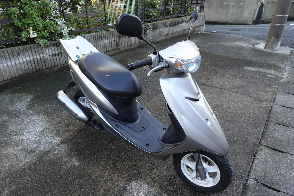 バイクの写真。白いバイクが1台写っています。