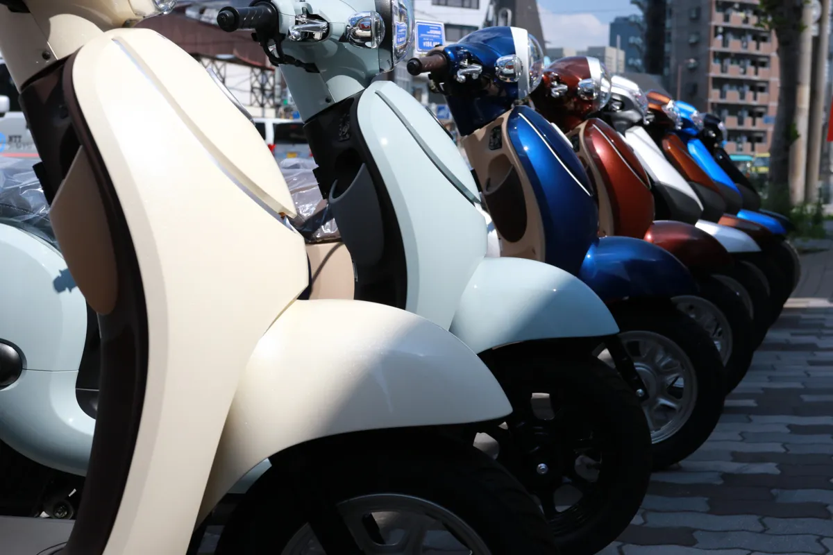 複数のバイクが並んでいる写真。